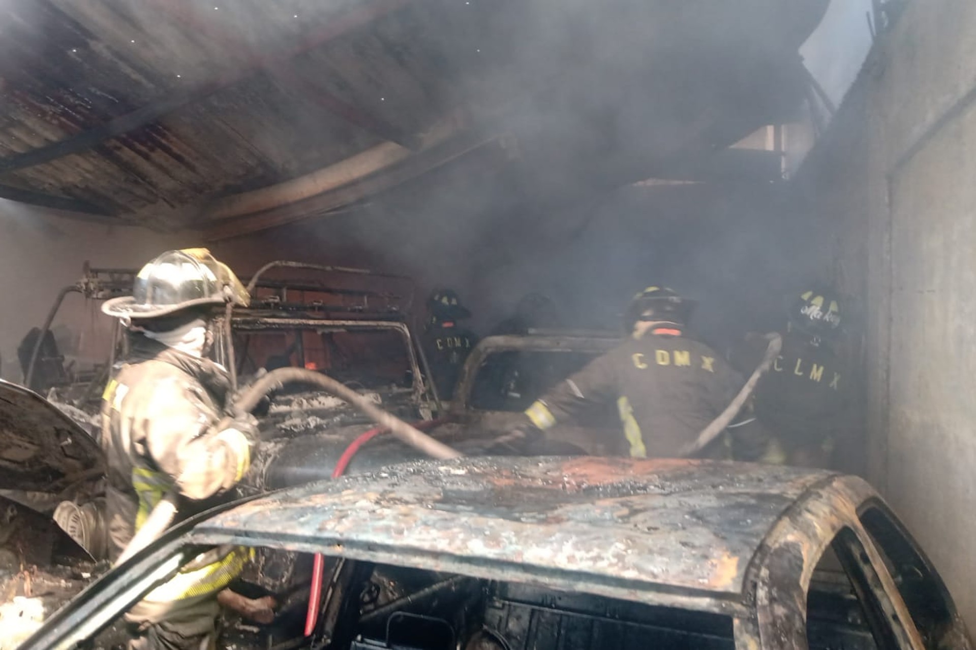 Incendio en taller mecánico en Iztapalapa deja un lesionado Incendio en taller mecánico en Iztapalapa deja un lesionado