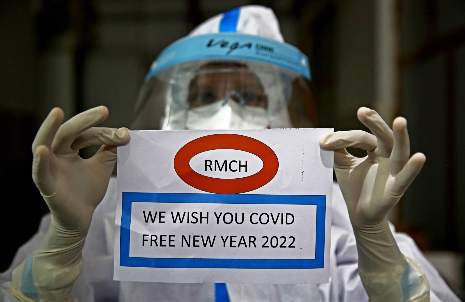 Acaba 2021 con el doble de casos de COVID-19, pero con esperanza de una menor letalidad