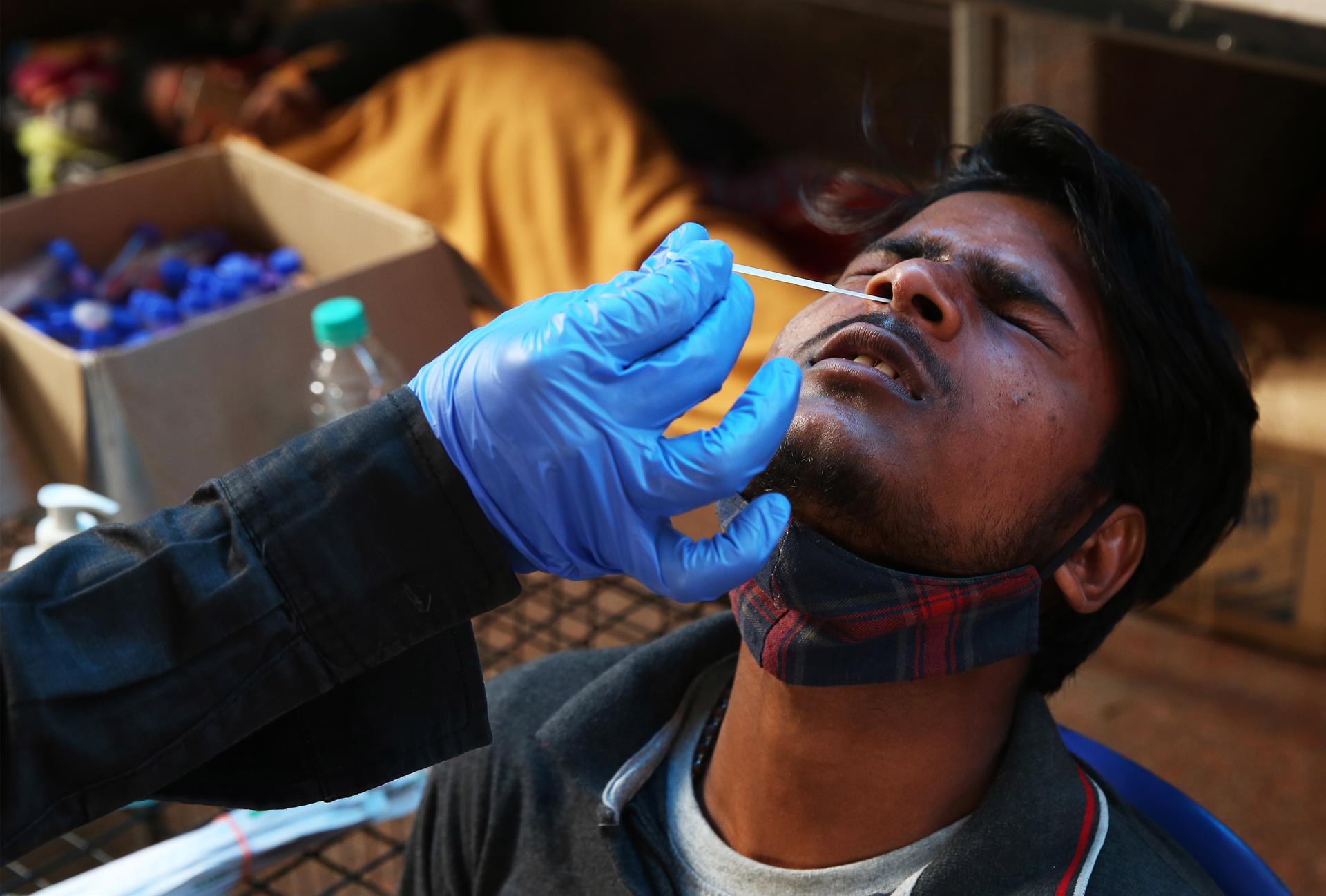 Pandemia de COVID-19 cierra 2021 con más del doble de contagios que en 2020