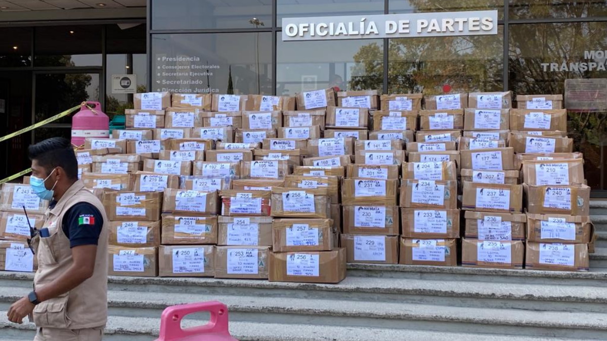 Entregan al INE más de un millón de firmas para la revocación de mandato