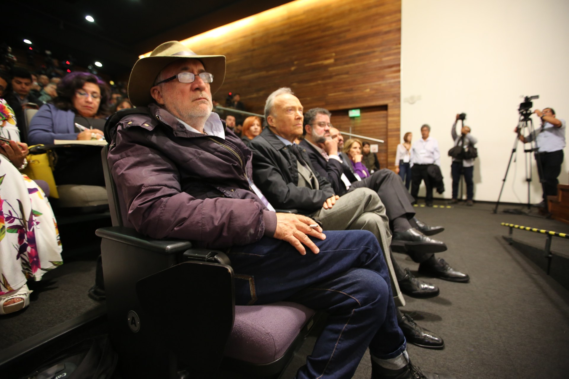 Tras compararlo con Hitler, AMLO llama “falso” al activista Javier Sicilia