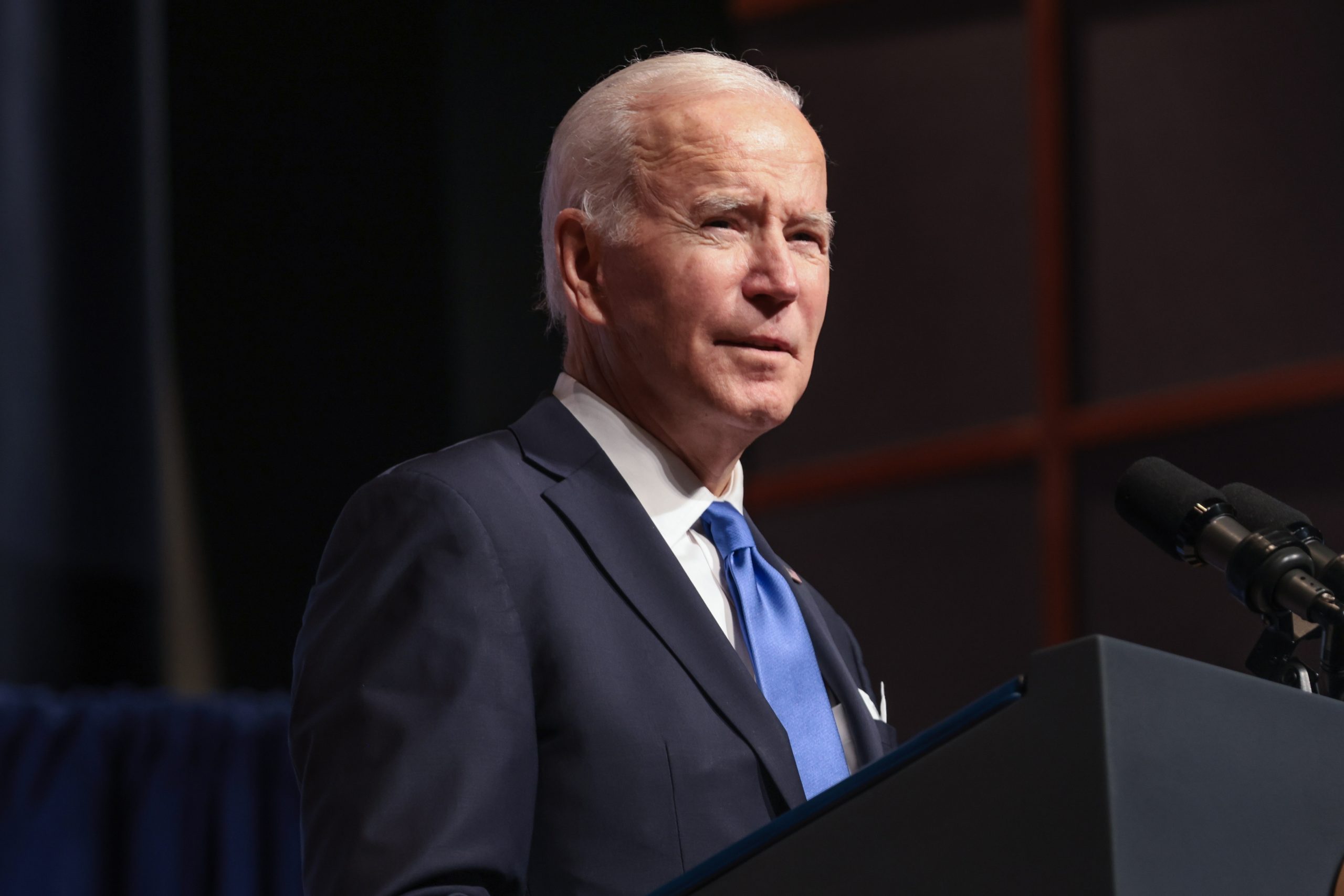 Biden se compromete a acelerar donación de vacunas debido a ómicron Biden se compromete a acelerar donación de vacunas debido a ómicron