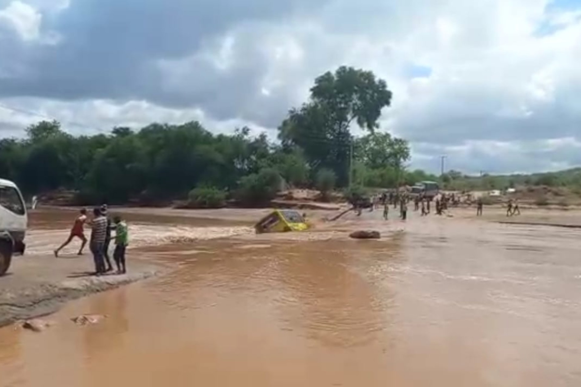 Al menos 23 muertos tras hundirse un autobús en un río de Kenia