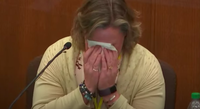 Policía de EE.UU. rompe en llanto al ver en juicio cómo mató a joven negro Policía de EE.UU. rompe en llanto al ver en juicio cómo mató a joven negro