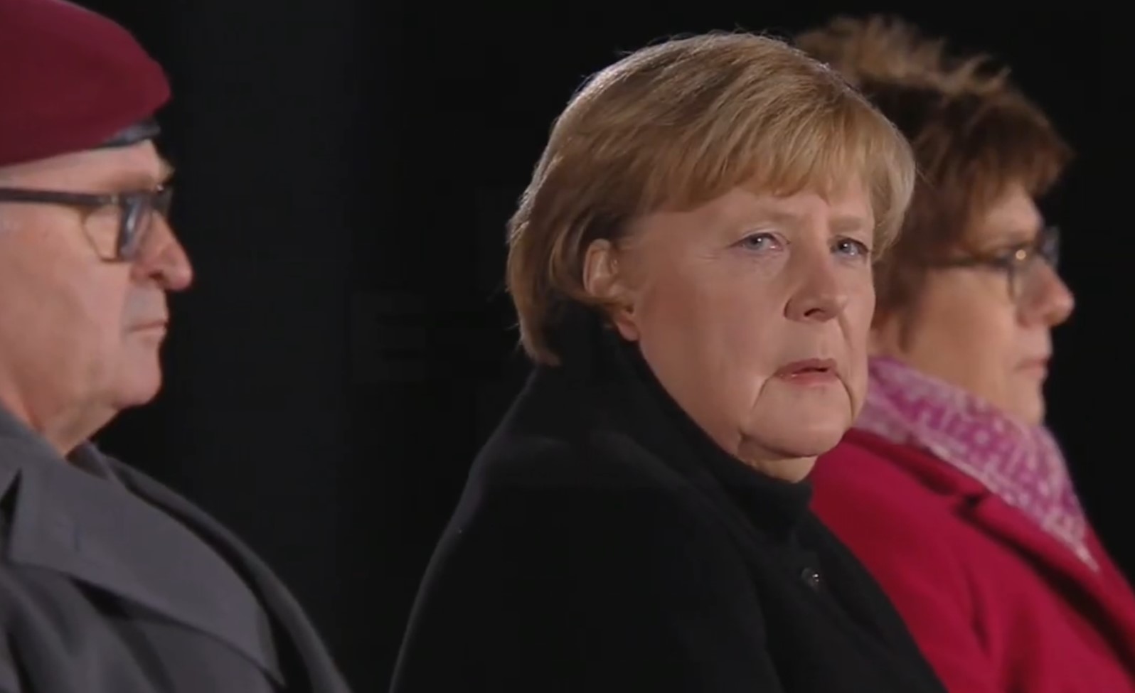 El adiós de Merkel tras 16 años en el poder con rosas rojas y Nina Hagen