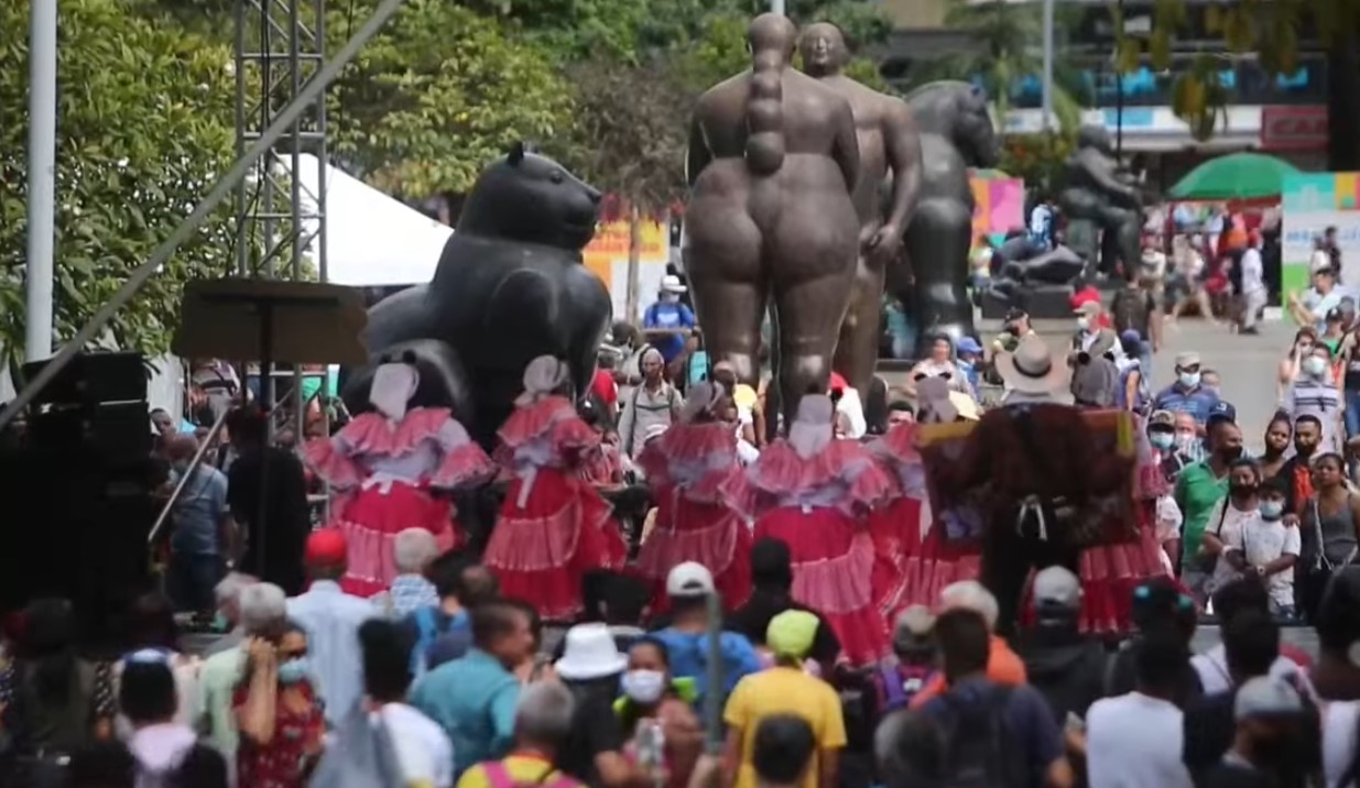Baile, música y arte se toman las calles de Medellín en el inicio del festival DanzaMed Baile, música y arte se toman las calles de Medellín en el inicio del festival DanzaMed