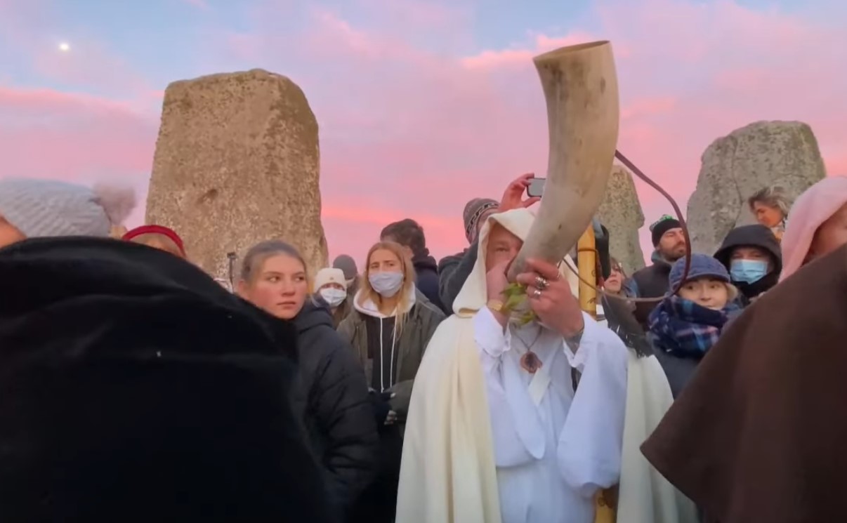 Un millar de personas se juntan en el Stonehenge para celebrar la noche más larga