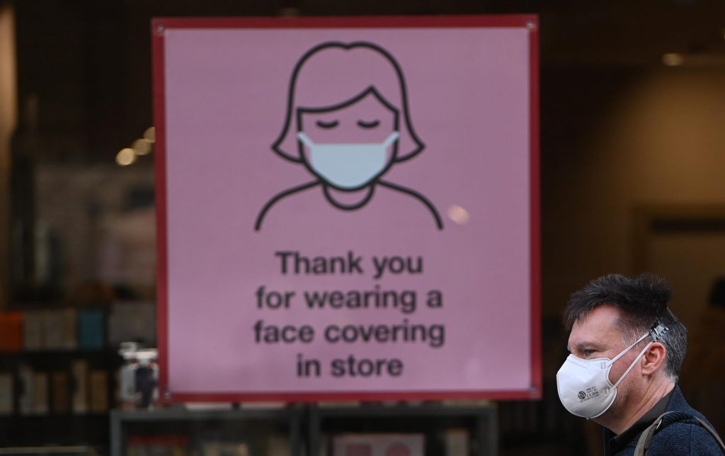 Reino Unido elimina lista roja de viajes ante ineficacia contra variante ómicron - llamado-a-usar-cubrebocas-en-reino-unido-1024x644