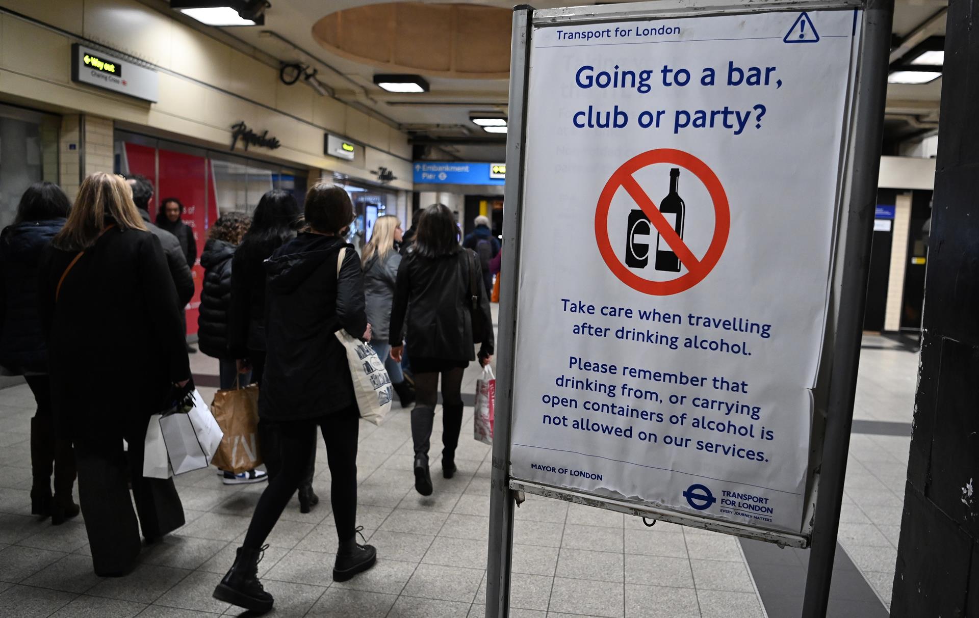 Reino Unido marca un nuevo récord de casi 130 mil contagios por COVID-19 en un día