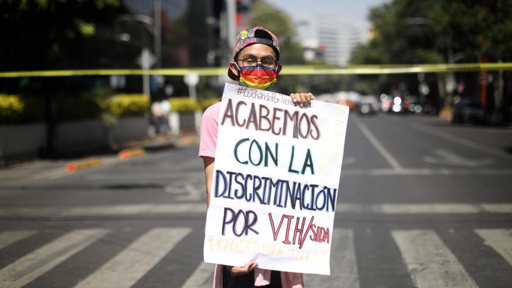 Expertos piden reforzar atención integral para personas con VIH en México - manifestacion-contra-la-discriminacion-de-personas-con-vih-1024x576