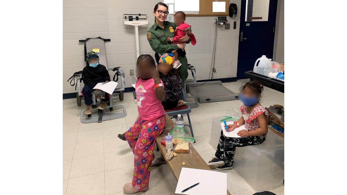 Niños migrantes entran solos a EE.UU. con los números de teléfono de sus parientes