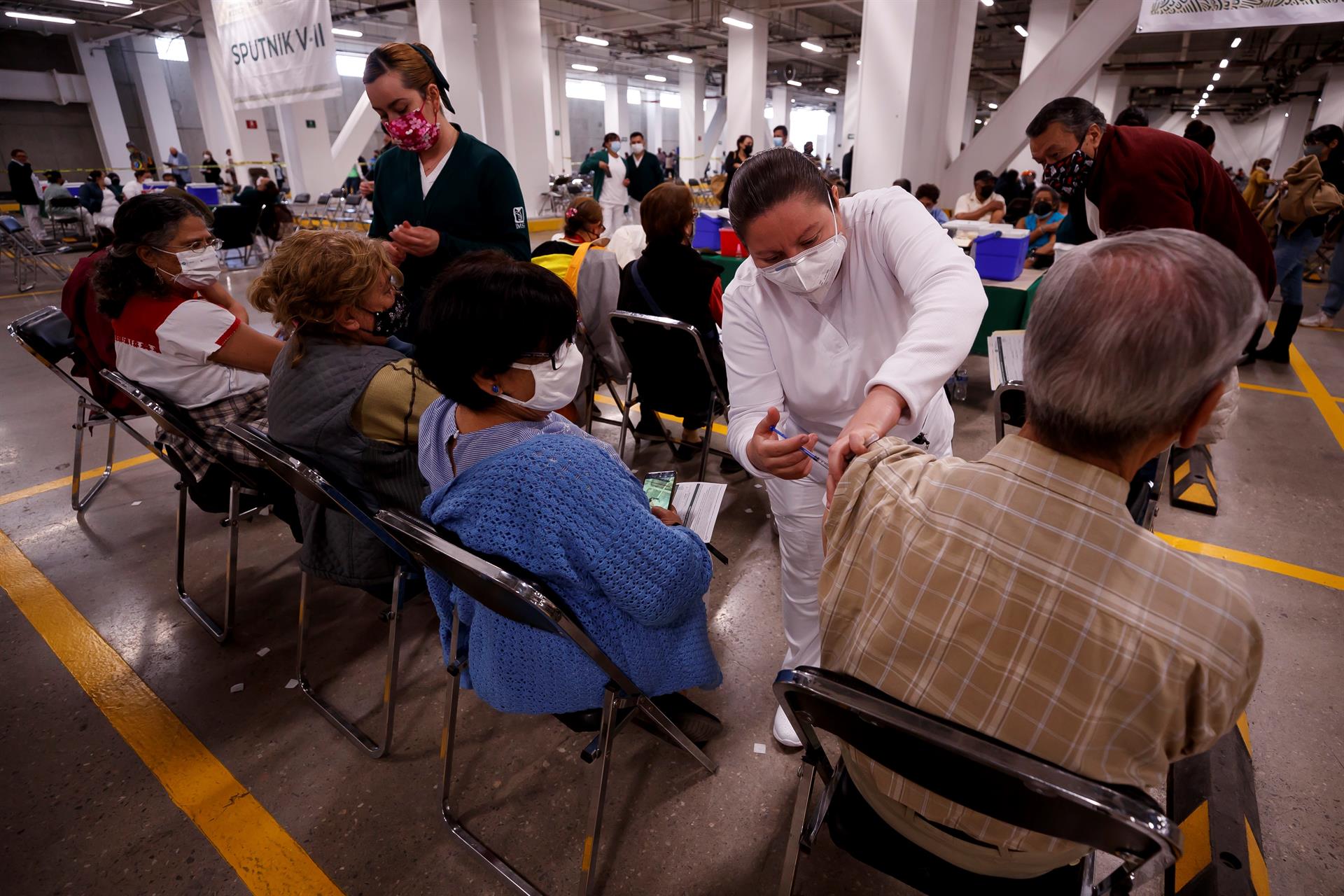 México confía en vacunación para evitar inminente alza de casos por COVID-19