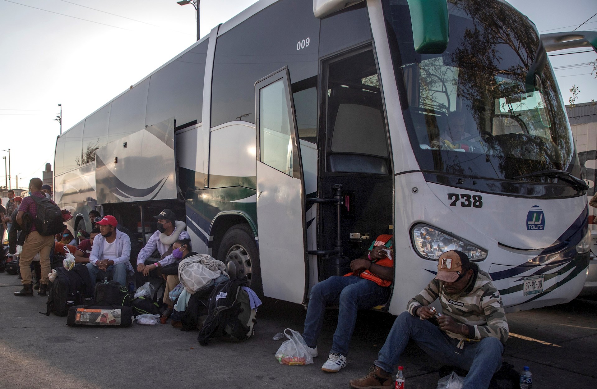 México otorga 100 tarjetas de visitante a migrantes