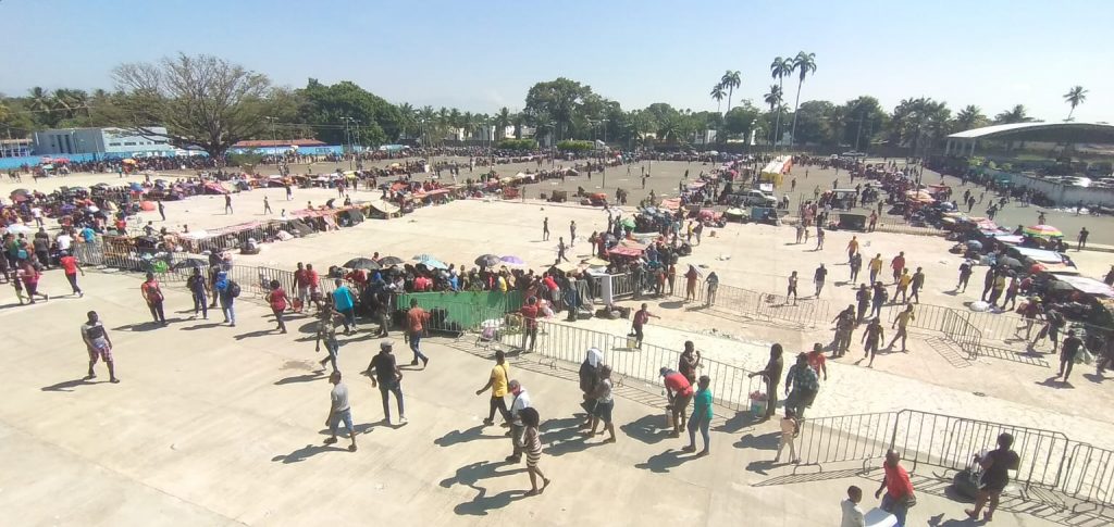 Situación de niños migrantes en Chiapas es "muy preocupante", denuncia Unicef - migrantes-en-estadio-olimpico-de-tapachula-chiapas-1024x485