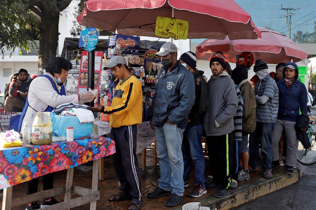 Caravana migrante descansa en Puebla tras mil kilómetros de ruta - migrantes-en-puebla-hacen-fila-para-recibir-comida-1024x683