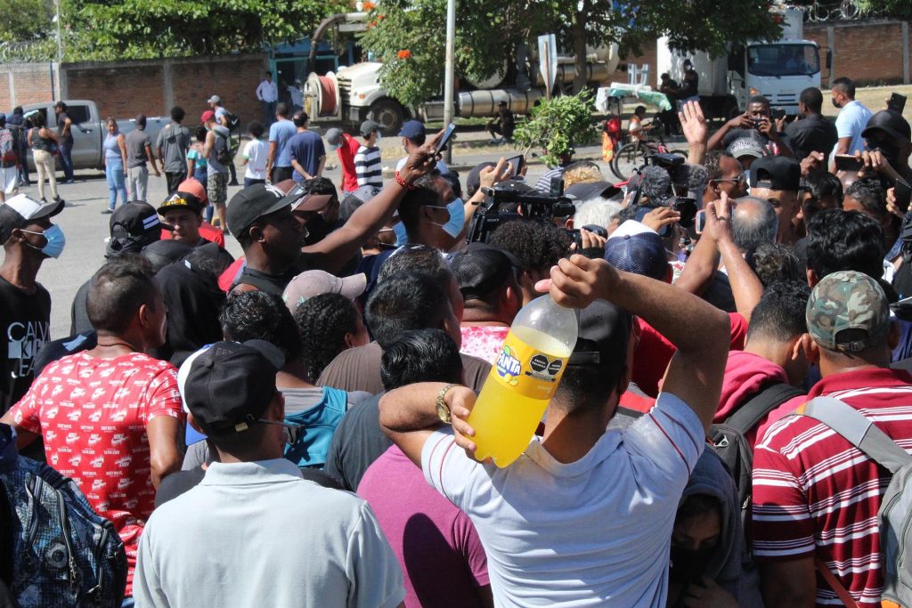 Migrantes bloquean calles en Tapachula para exigir regularización - migrantes-en-tapachula-chiapas-durante-bloqueo-1024x683