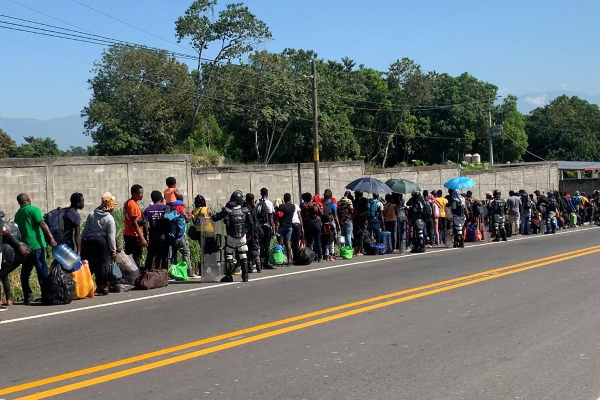 INM tramita permisos para que 800 haitianos salgan del sur de México