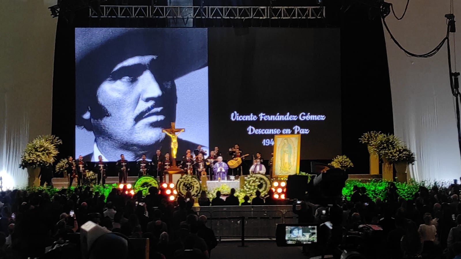 Realizan emotiva misa de cuerpo presente en memoria de Vicente Fernández Realizan emotiva misa de cuerpo presente en memoria de Vicente Fernández