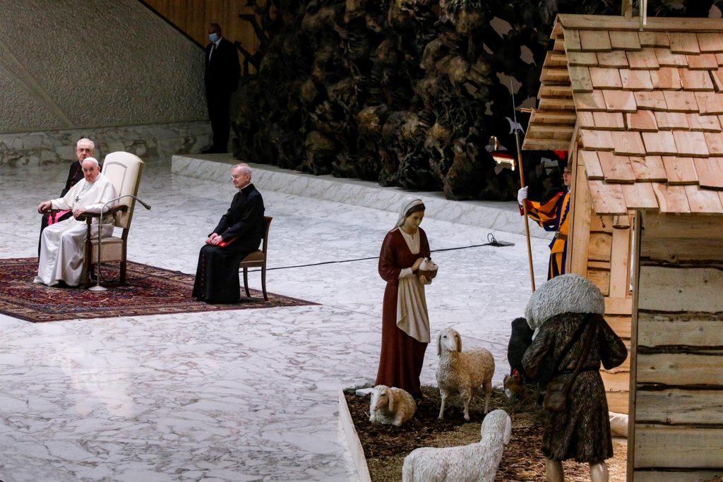 Papa Francisco llama a no vivir una "Navidad falsa y comercial" - navidad-en-el-vaticano-1024x683