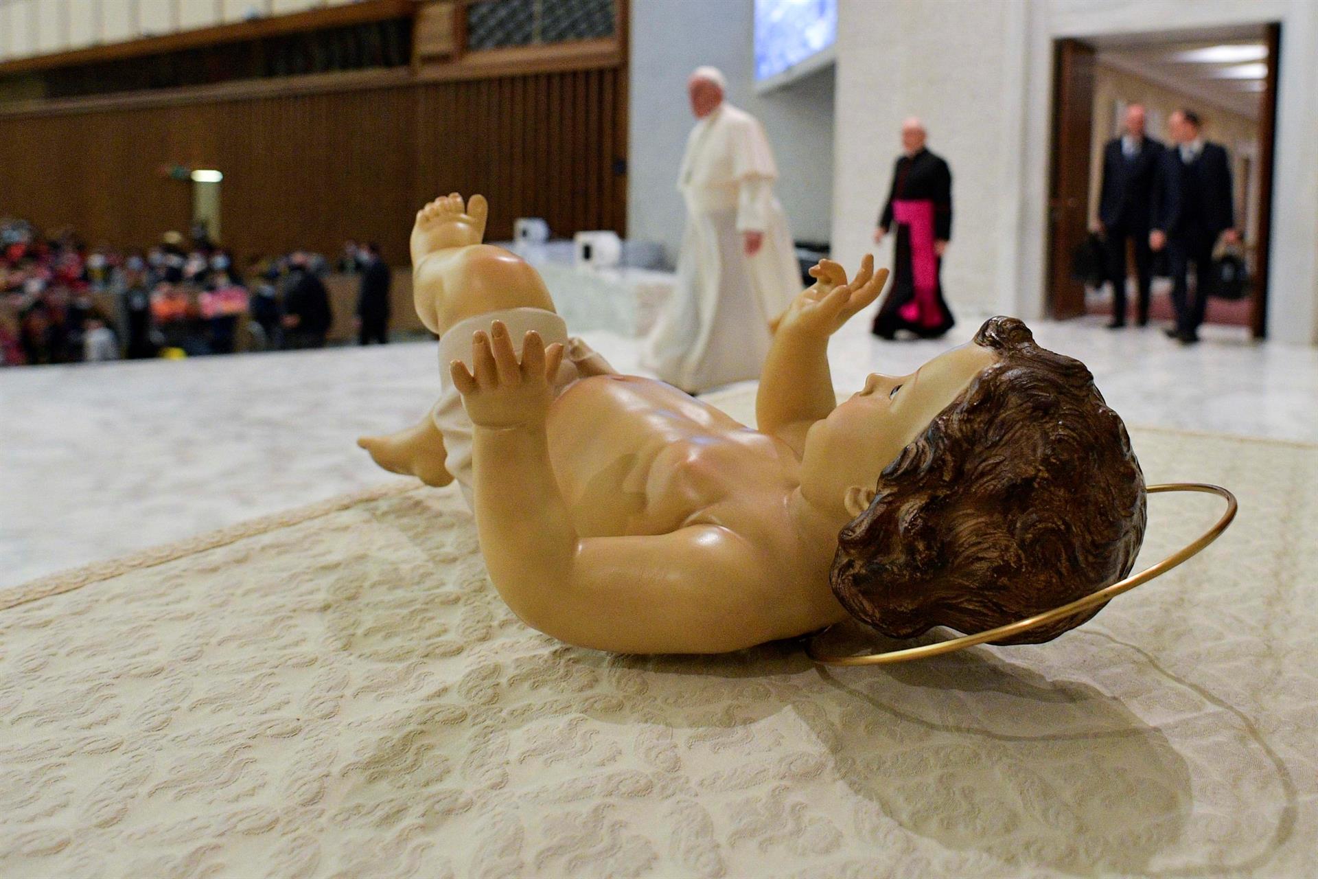 Papa Francisco llama a no vivir una “Navidad falsa y comercial”