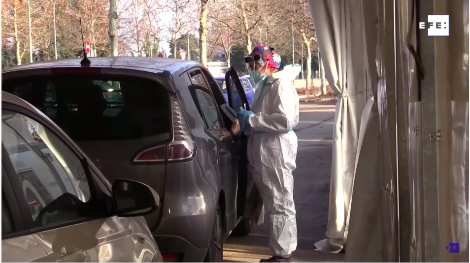 La ómicron dispara los casos globales un 11 %, pero las muertes descienden