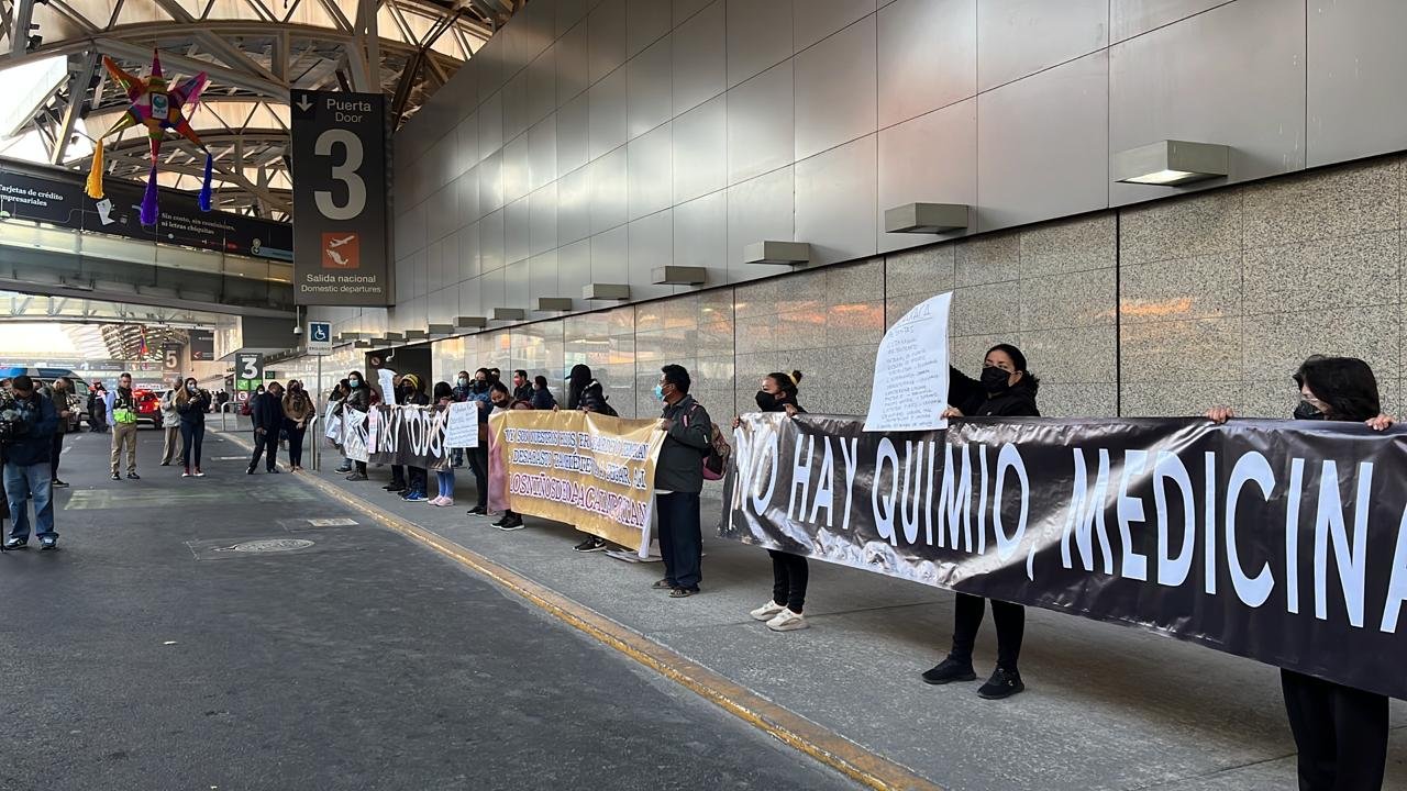 Padres de niños con cáncer protestan en AICM por desabasto de medicamentos