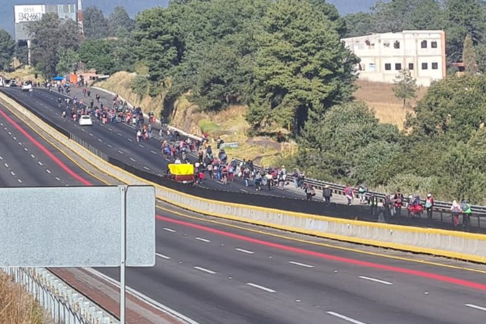 Cierran la autopista México-Puebla por paso de migrantes y peregrinos