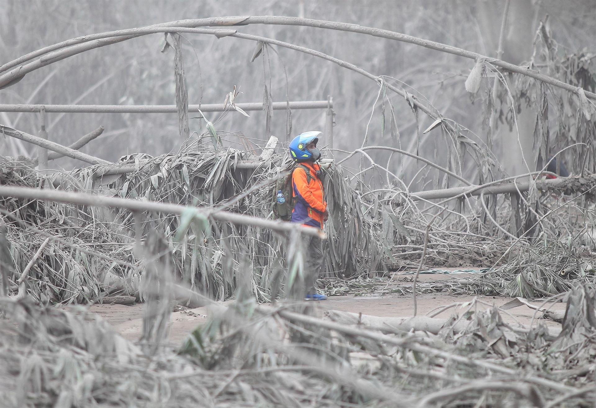 Sube a 13 cifra de muertos por erupción del volcán Semeru