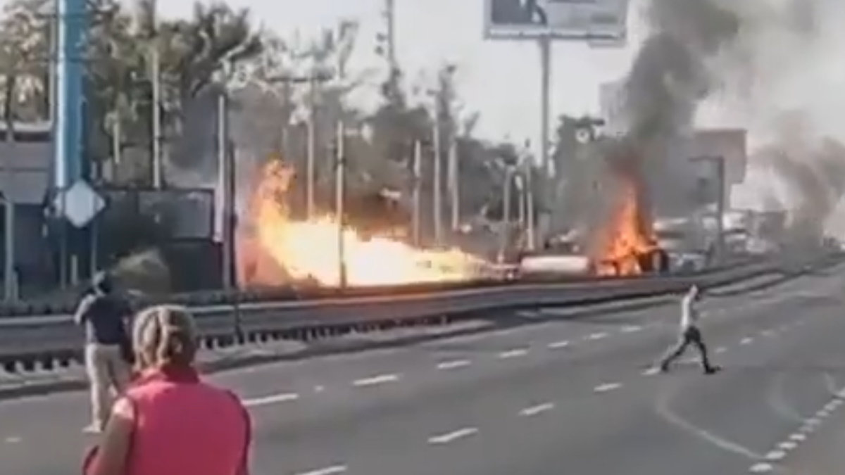 Vuelca pipa sobre la carretera León-Silao