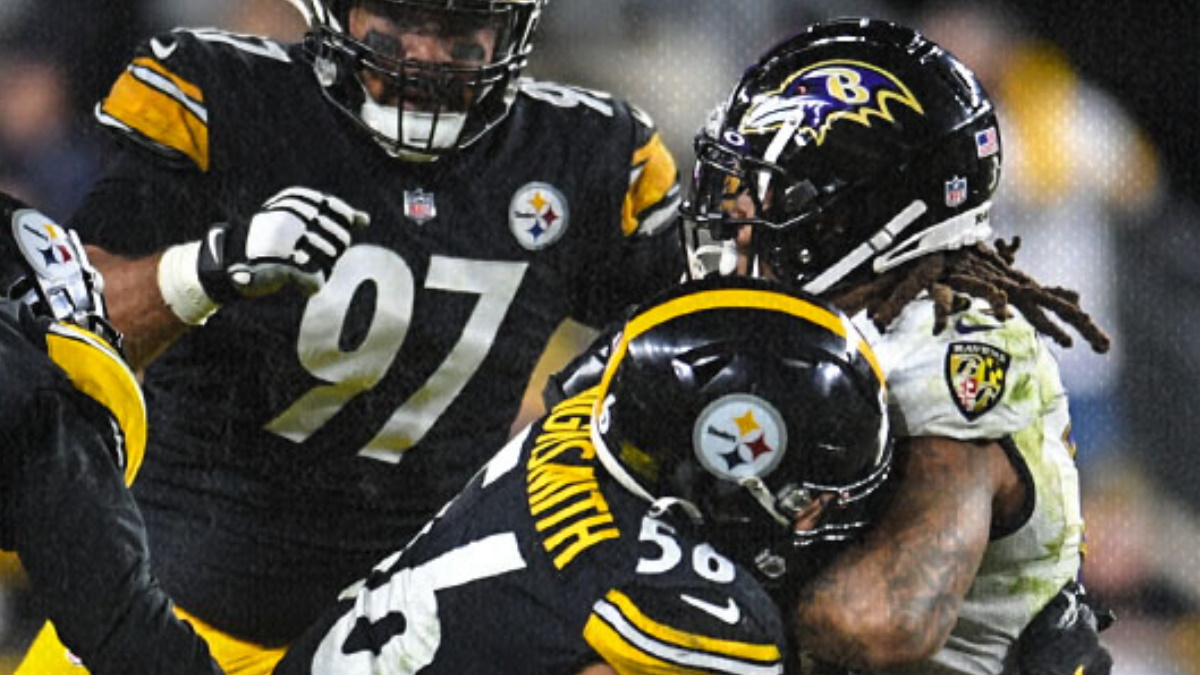 Steelers remontan ante Ravens y mantienen esperanza en la postemporada