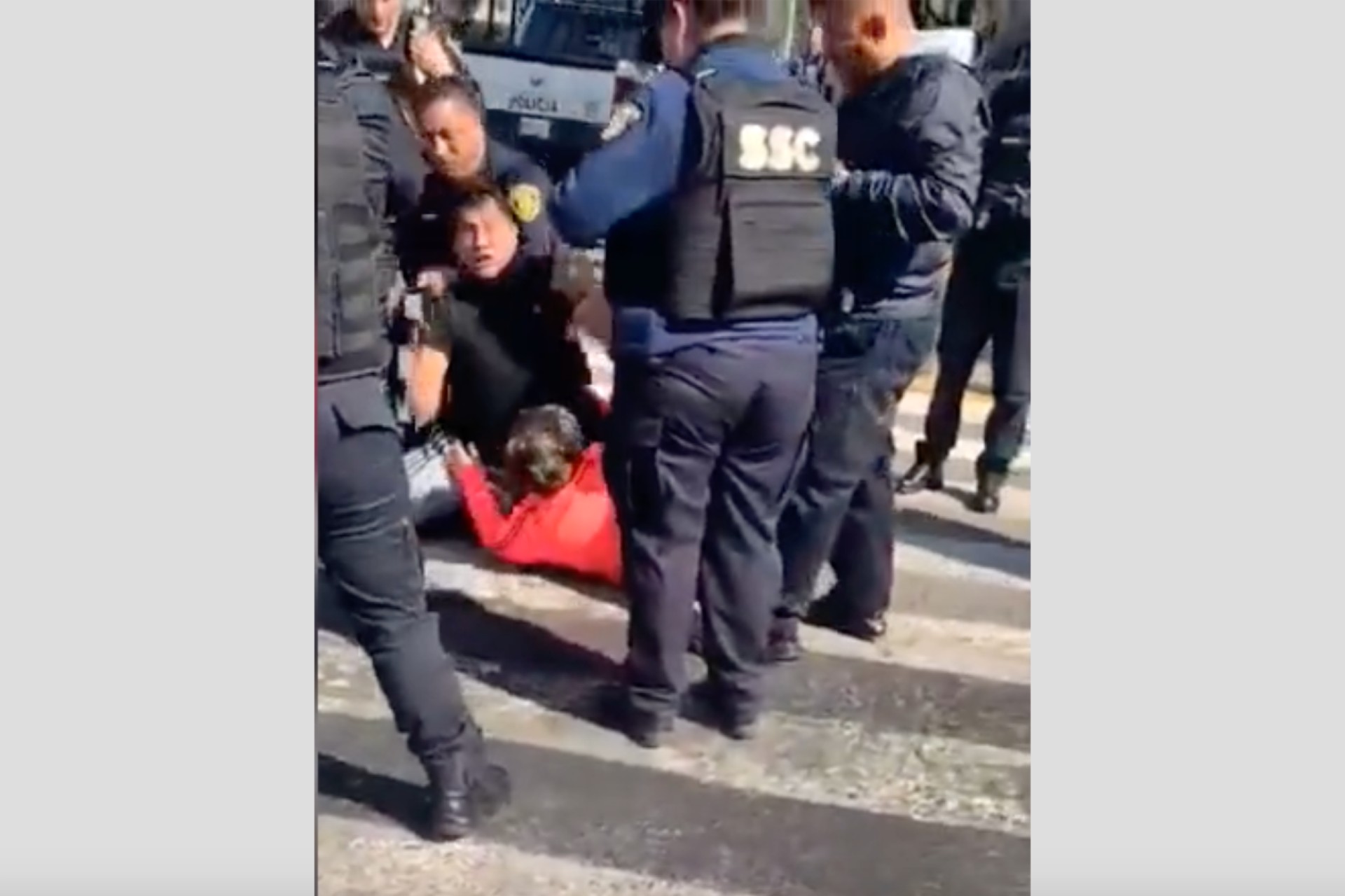 #Video Policías de la CDMX agreden y someten a pareja en Iztacalco