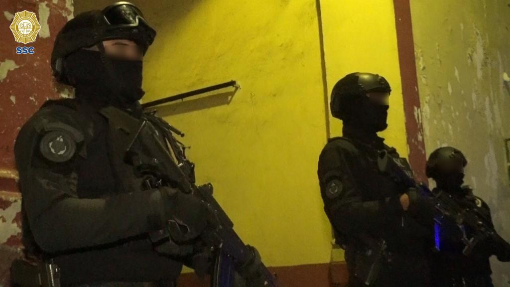 Detienen a presuntos extorsionadores de La Unión Tepito - policias-de-la-ssc-durante-cateo-a-inmueble