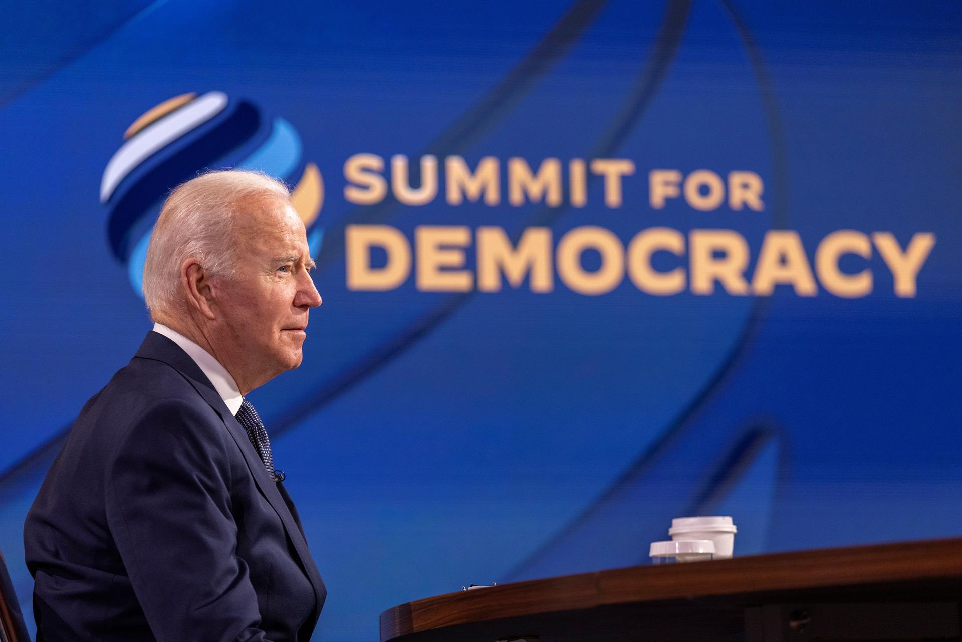 Biden urge a defender la democracia ya que “no ocurre por accidente”