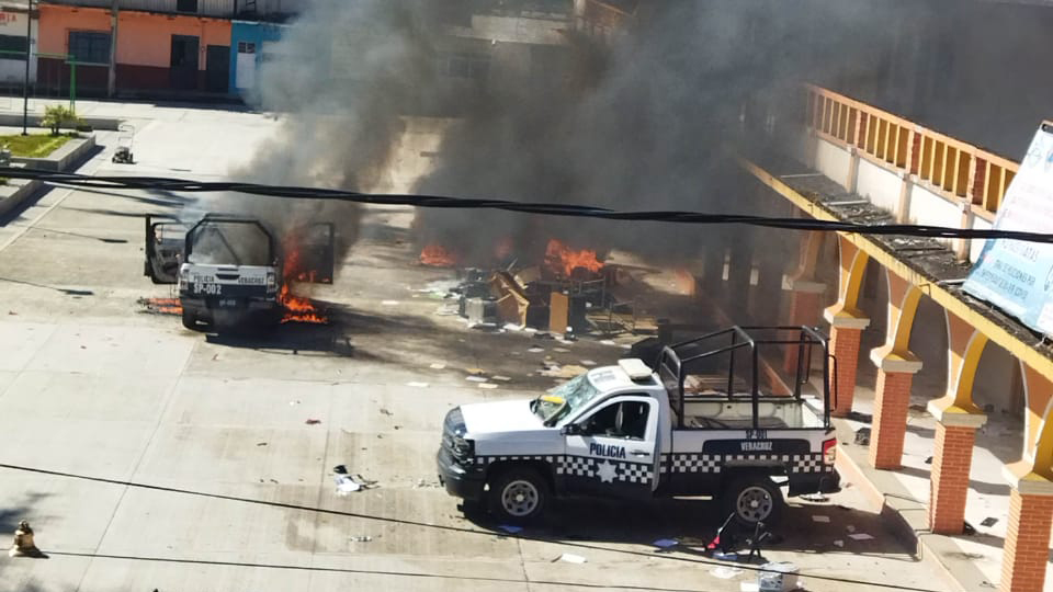 #Video Vandalizan Ayuntamiento y queman patrullas en Calcahualco, Veracruz #Video Vandalizan Ayuntamiento y queman patrullas en Calcahualco, Veracruz