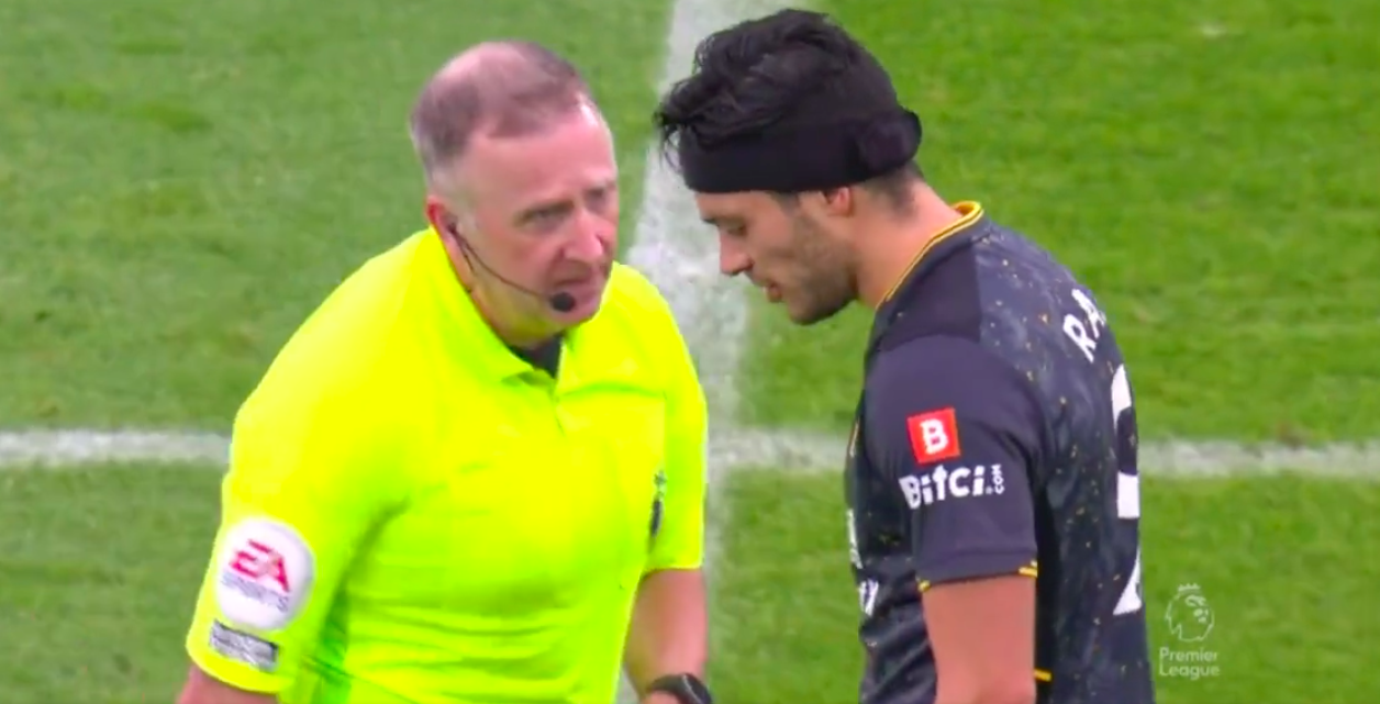 #Video Expulsan a Raúl Jiménez tras dos amarillas en un minuto