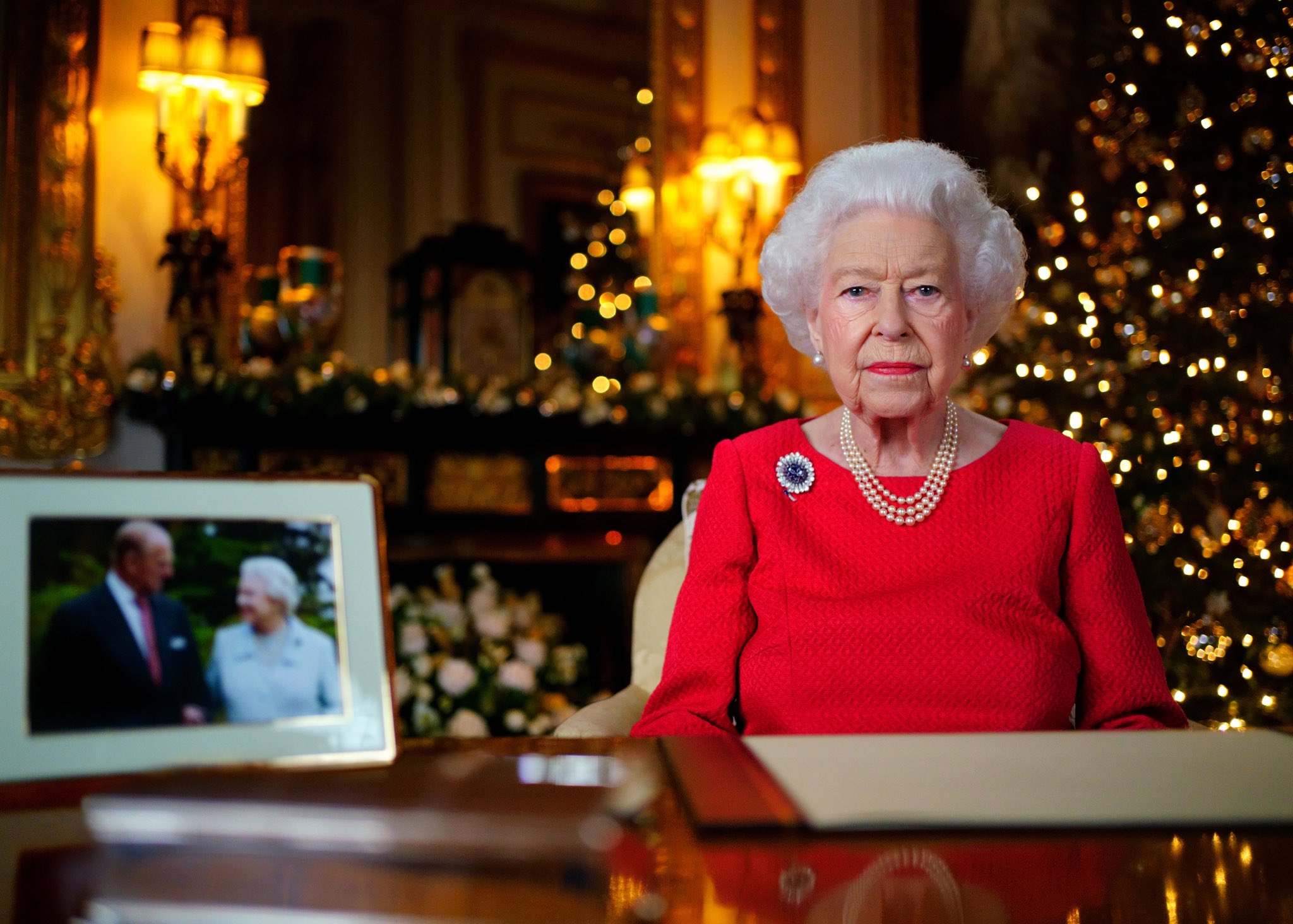 #Video Reina Isabel II recuerda al duque de Edimburgo en su primera Navidad sin él