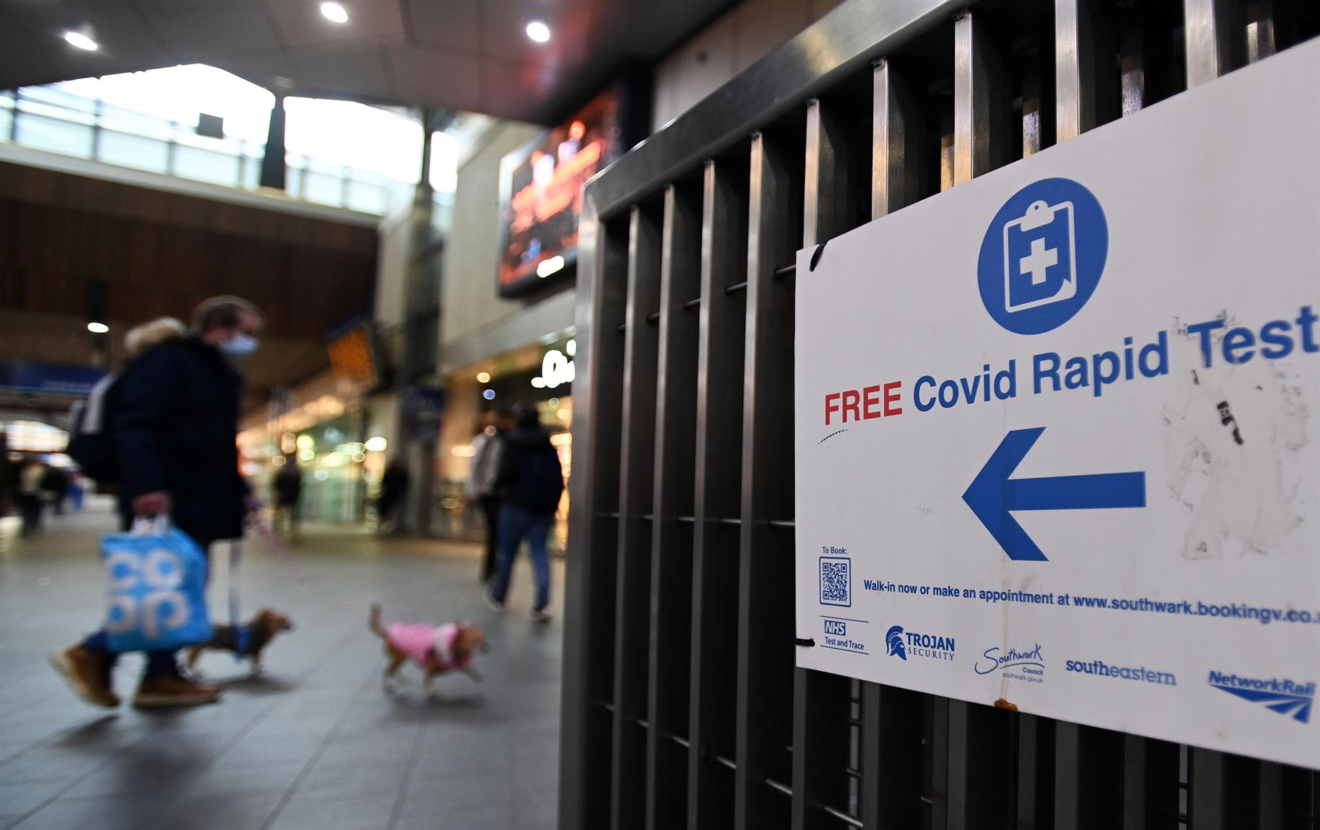 Contagios diarios de COVID-19 en Reino Unido marcan un nuevo récord: 93 mil 45 casos