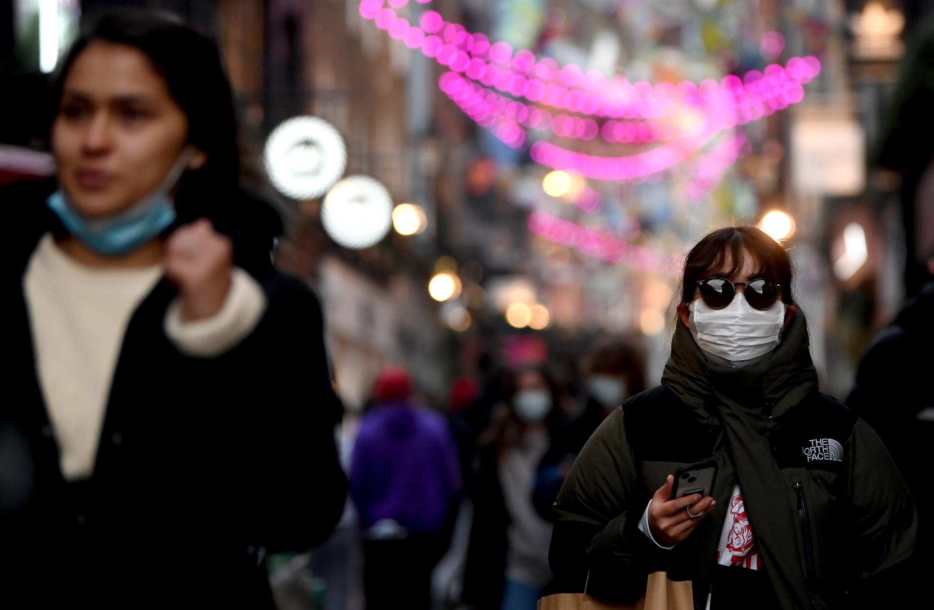 Reino Unido supera los 100 mil casos diarios de COVID-19 por primera vez Reino Unido supera los 100 mil casos diarios de COVID-19 por primera vez