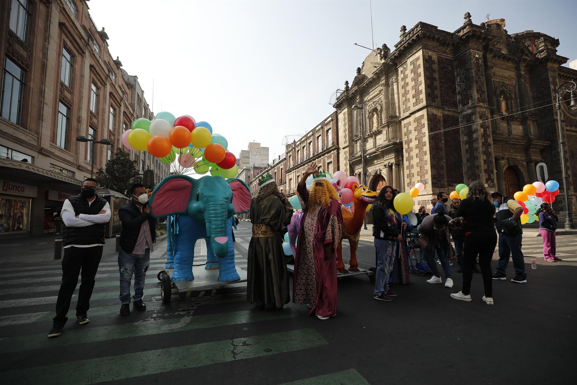 Reyes Magos marchan en CDMX para exigir permisos de trabajo