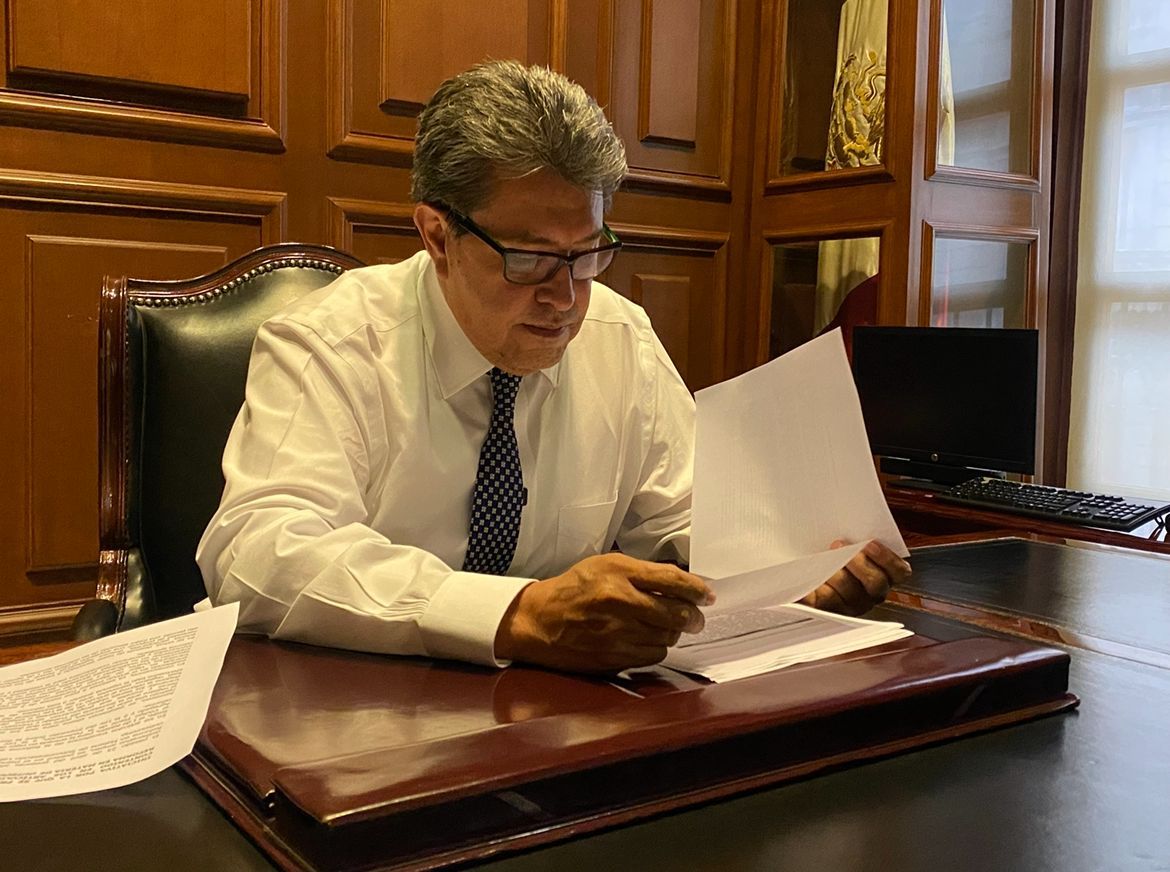 Monreal pide a Cuitláhuac García derogar delito de ultrajes a la autoridad