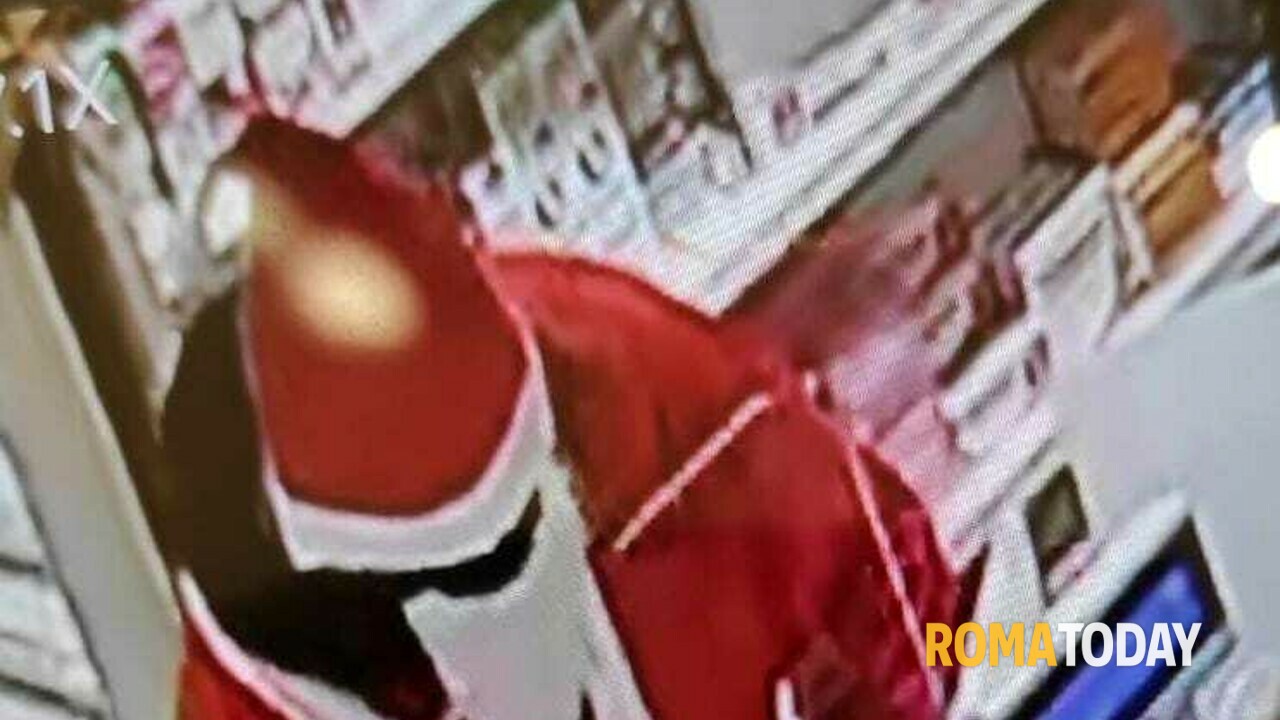 #VIRAL Detienen a falso ‘Santa Claus’ que atracaba tiendas en Roma