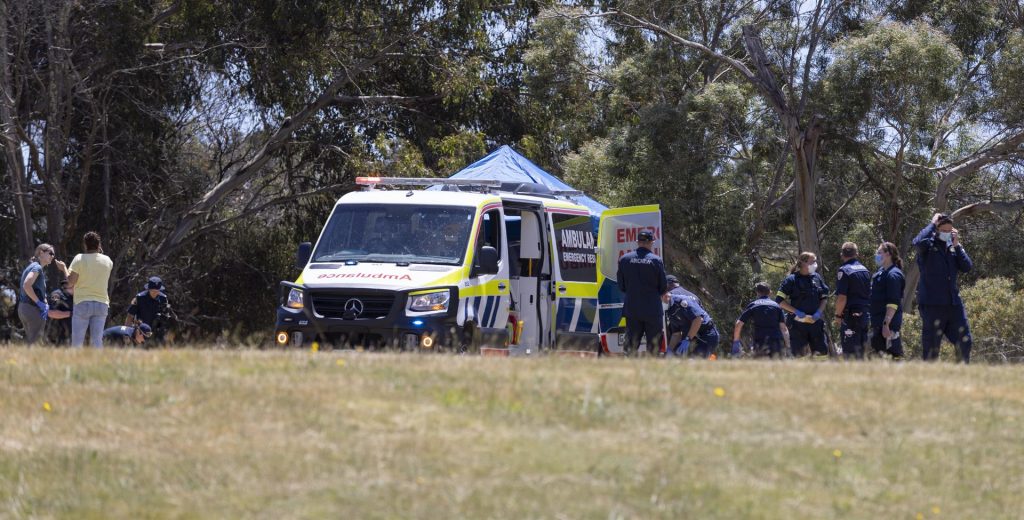 Accidente en primaria de Tasmania con castillo inflable deja dos niños muertos - servicios-de-emergencia-en-primaria-por-muerte-de-dos-ninos-tras-accidente-con-castillo-inflable-1024x520