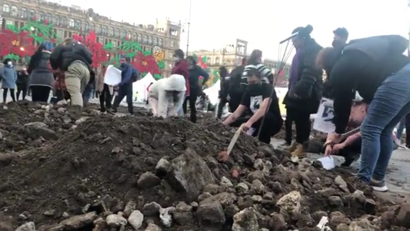#Video Colectivos simulan fosas frente a Palacio Nacional; demandan ayuda para hallar a desaparecidos