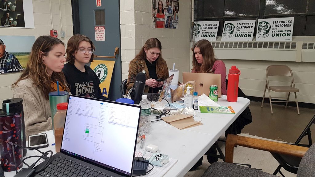 Empleados de Starbucks hacen historia al crear su primer sindicato - starbucks-trabajadores-sindicato-2-1024x576