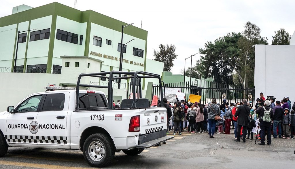 Migrantes protestan ante cuartel en Tijuana tras amenazas de un cártel - tijuana-frontera-protesta-militares-1024x587