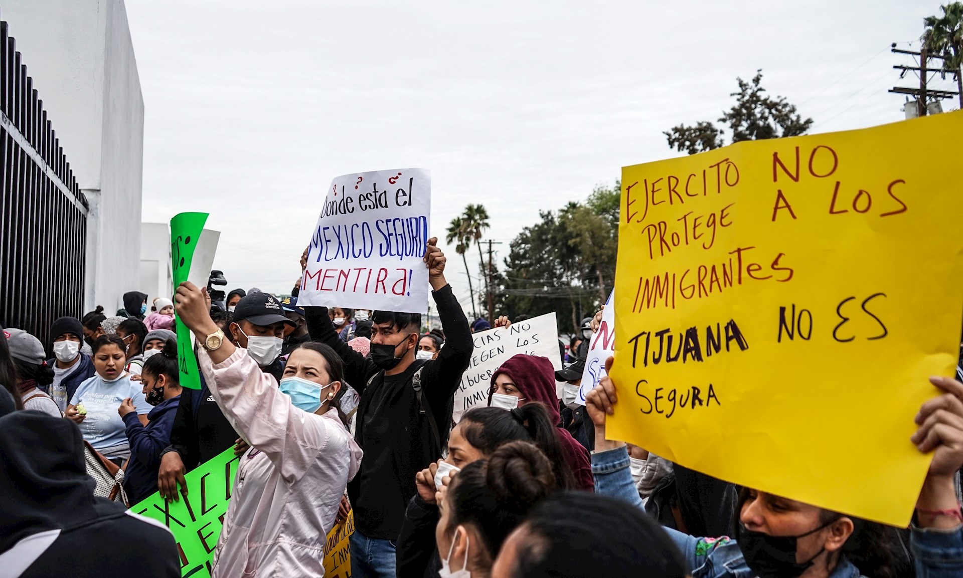 Migrantes protestan ante cuartel en Tijuana tras amenazas de un cártel