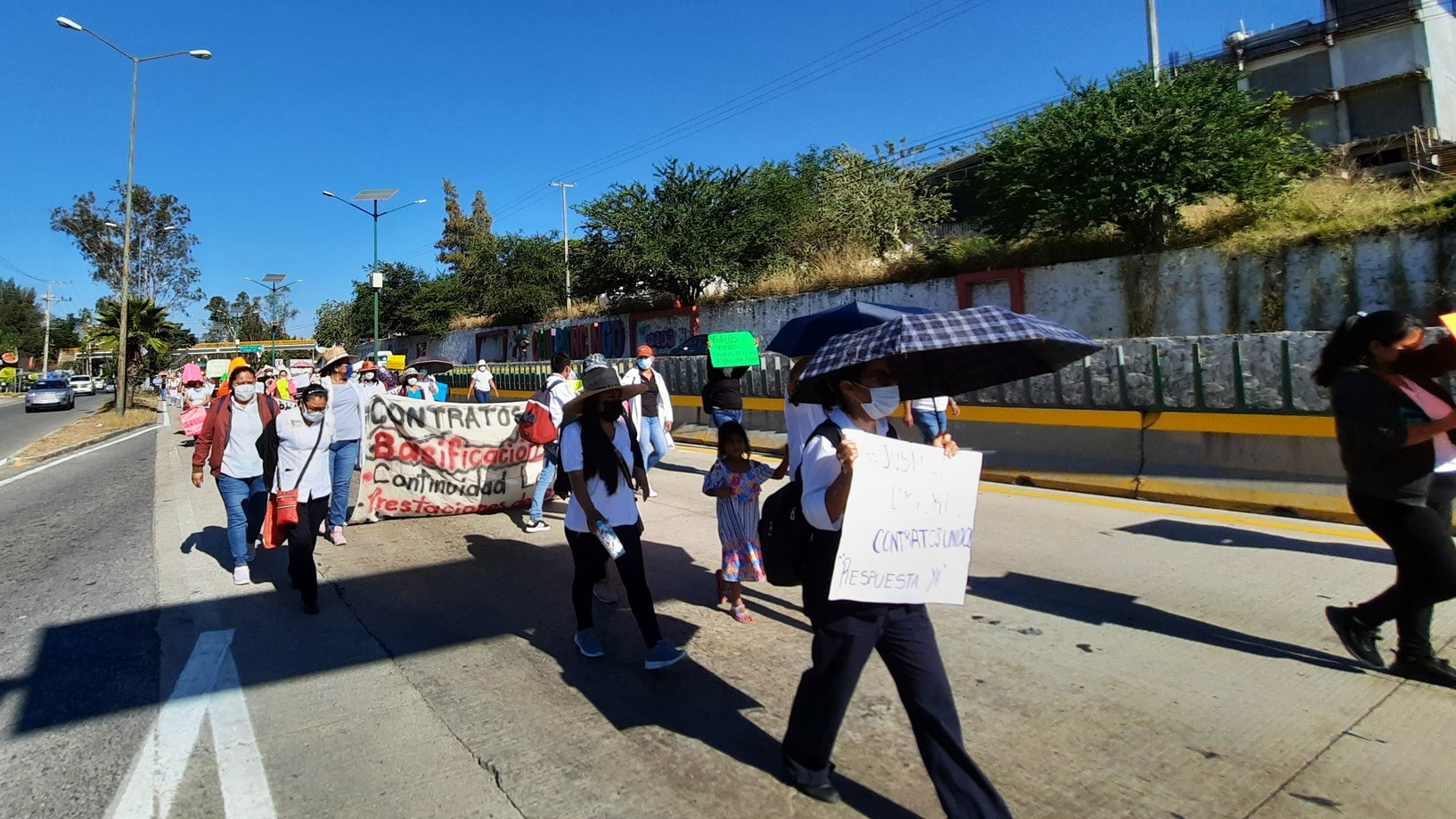 Trabajadores de la Salud de Guerrero bloquean Autopista del Sol