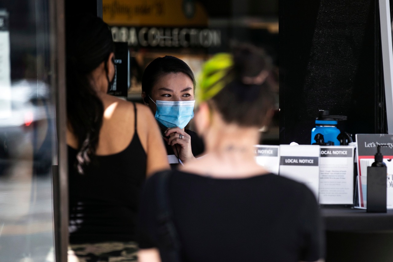 Nueva York pide volver a usar cubrebocas en público ante repunte de COVID-19