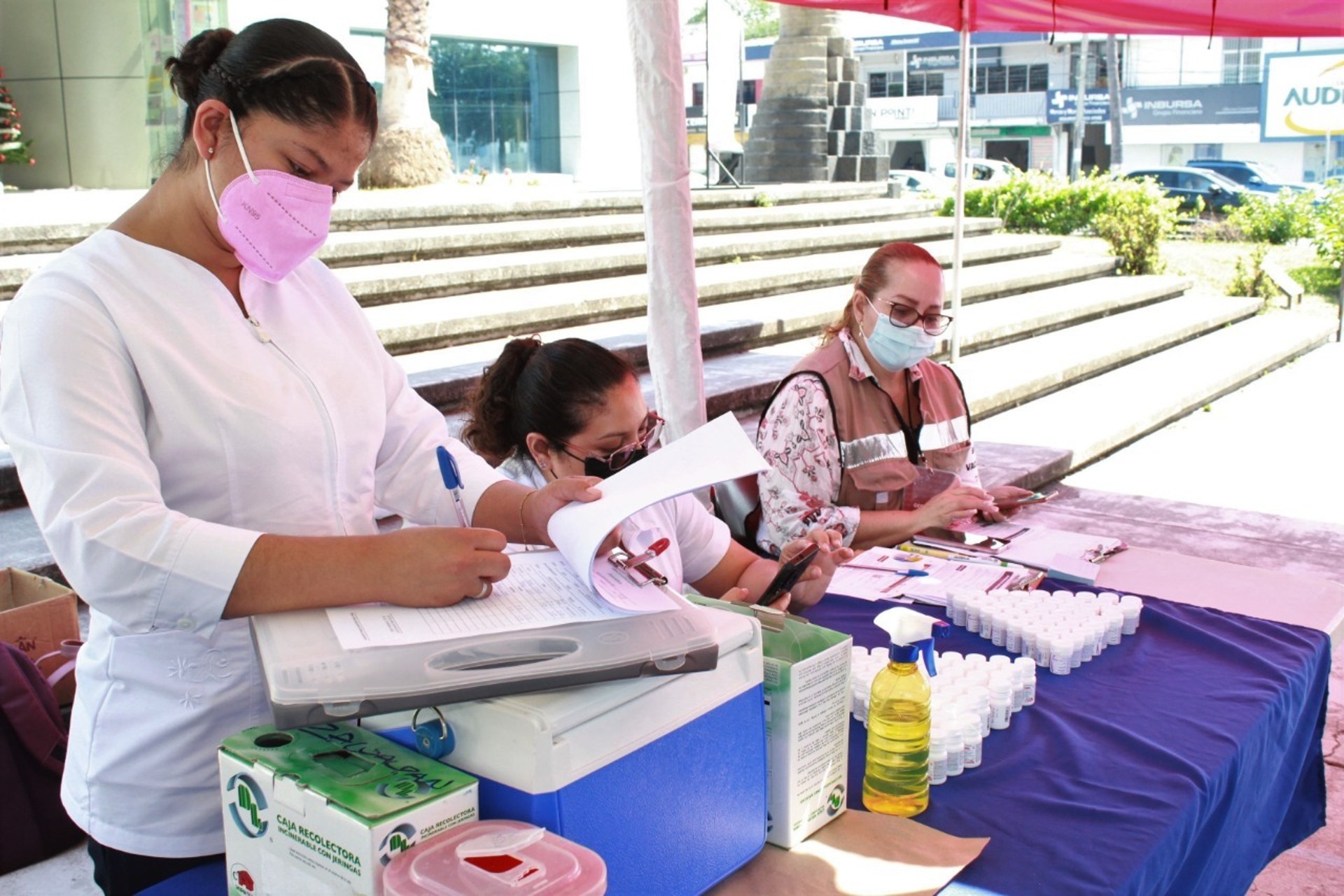 Anuncian en Colima refuerzo de vacuna anticovid para maestros