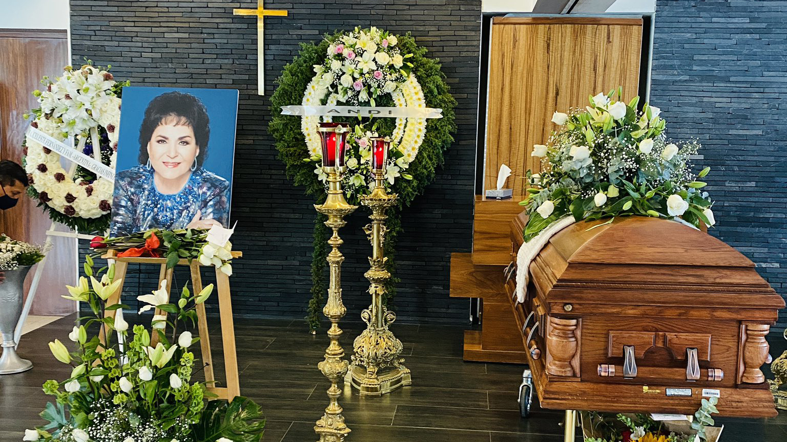 Famosos dan último adiós a Carmen Salinas en velorio